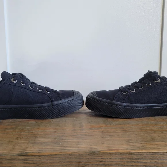 Cariuma OCA low all black canvas shoes women's size 7.5 - like new - Picture 4 of 7